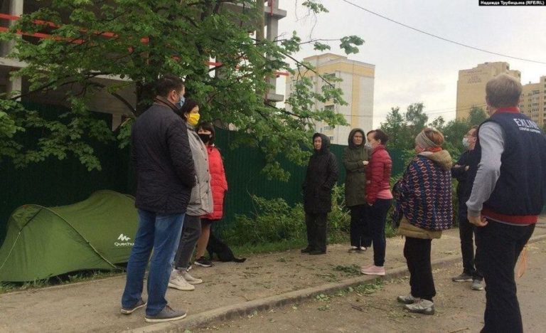 В Тюмени жители пытаются спасти деревья рядом со стройкой