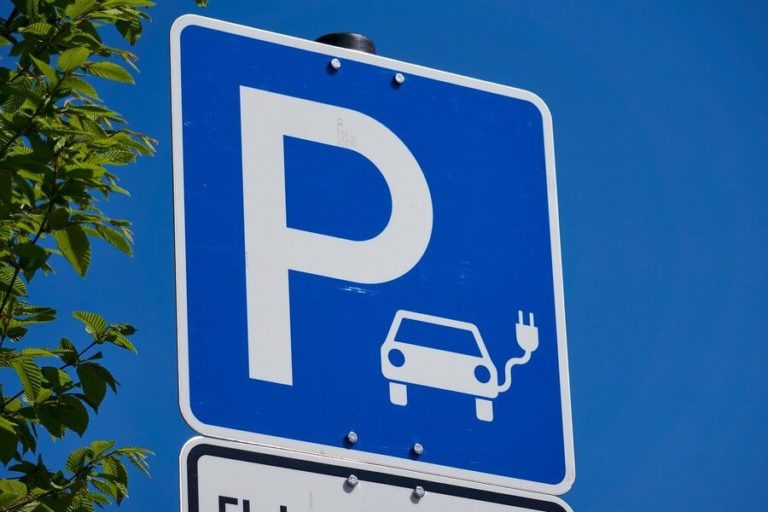 В 20 российских регионах начнут установку станций для электромобилей
