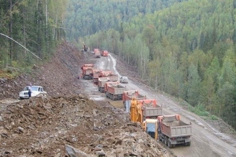 В Красноярском крае перевернулся грузовик с серной кислотой