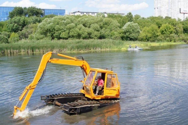 Челябинскую реку Миасс почистят экскаватором-амфибией