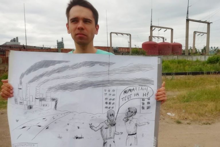 В Омске экоактивисты вышли на одиночные пикеты в промзоне
