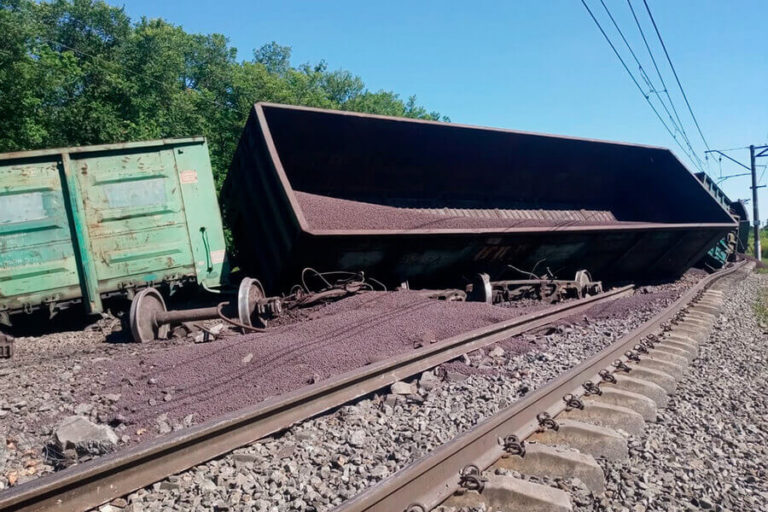 В Тульской области с рельсов сошли 15 вагонов с рудой