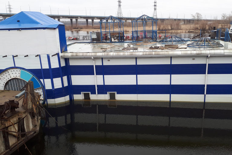 Ущерб от затонувшего на Волге дебаркадера оценили в 82 млн рублей