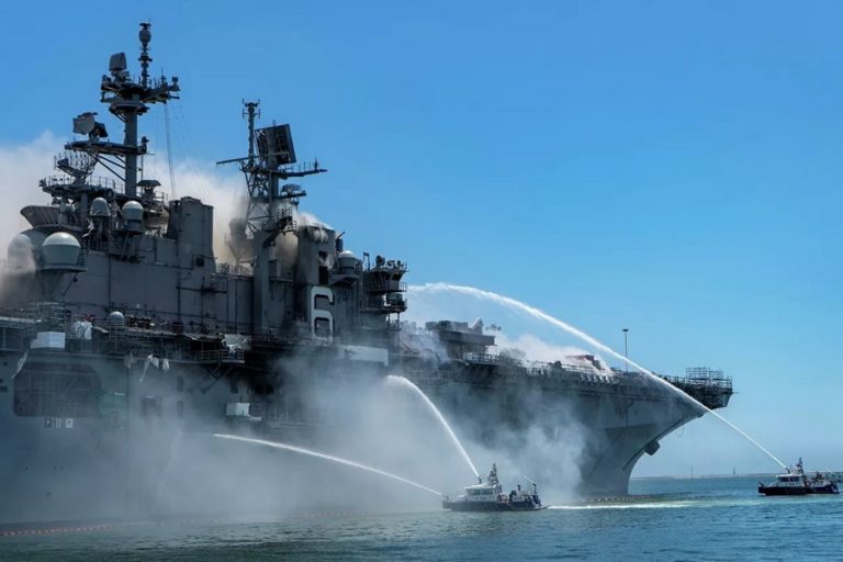 Экологической катастрофой может обернуться пожар на корабле ВМС США