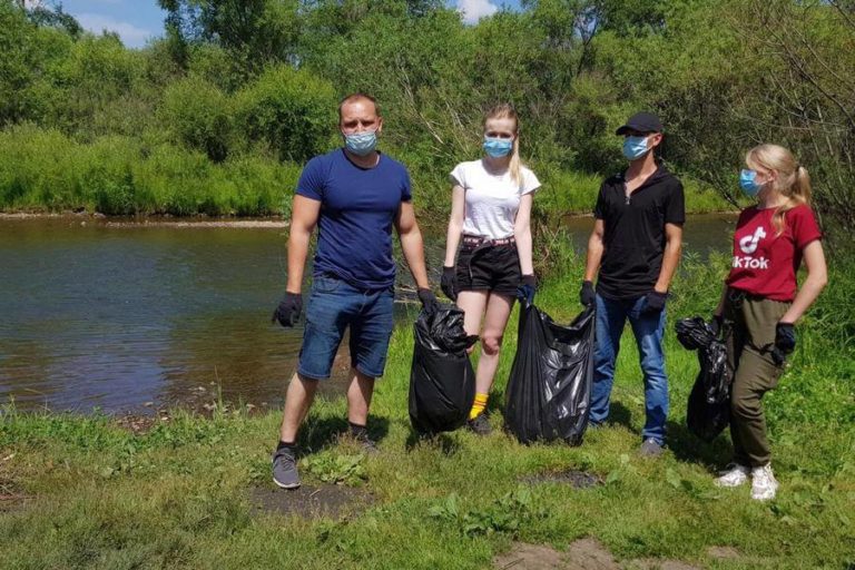 Иркутские экоактивисты очистилти берег реки Ушаковка