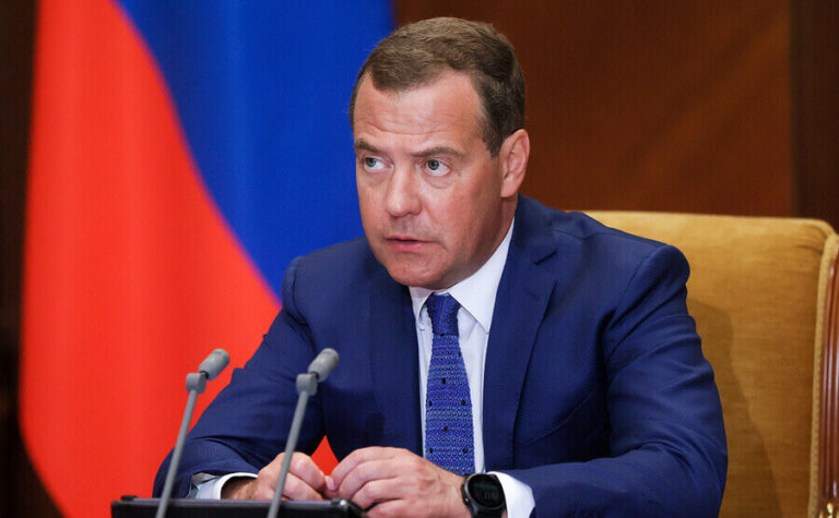 Медведев назвал углеродный налог ЕС угрозой для экономики России