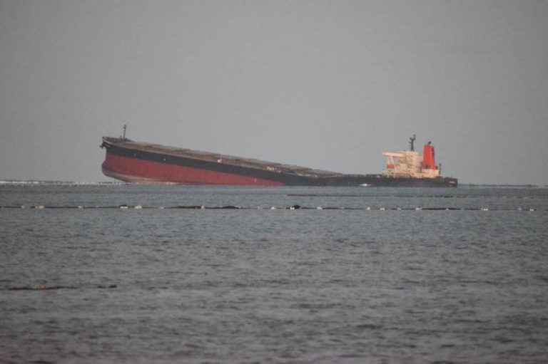 На Маврикии удалось остановить новый разлив нефти с танкера