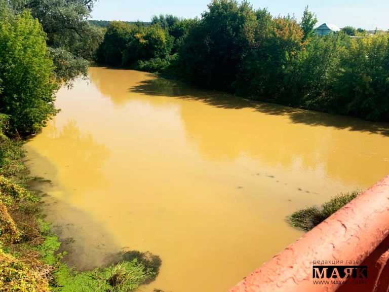 В Челябинской области река Миасс окрасилась в цвет глины