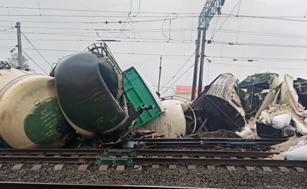 На месте крушения поезда под Новосибирском разлилось дизтопливо