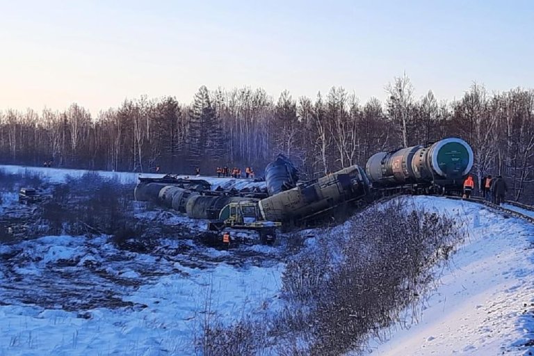 В Хабаровском крае на рельсах перевернулись цистерны с нефтепродуктами