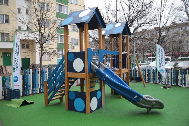 В Краснодаре открылась первая детская площадка из переработанного пластика