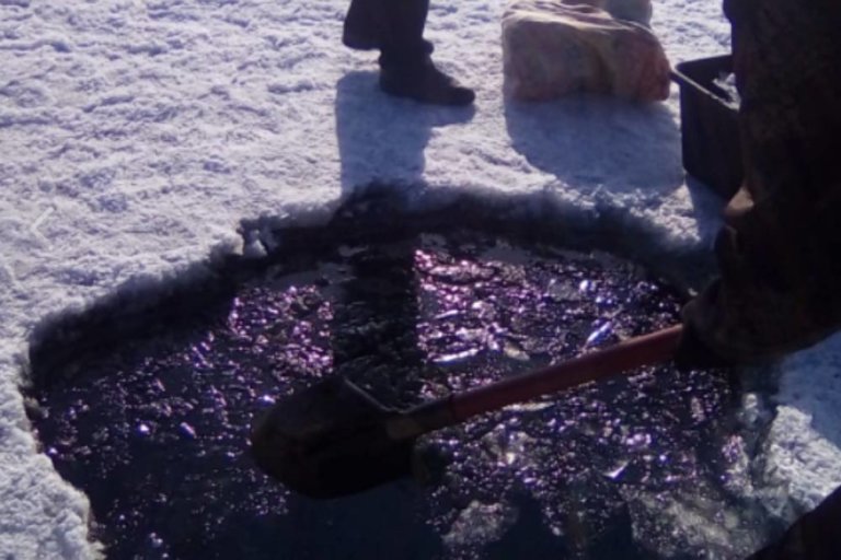 На Байкале обнаружили пятно вязкой жидкости