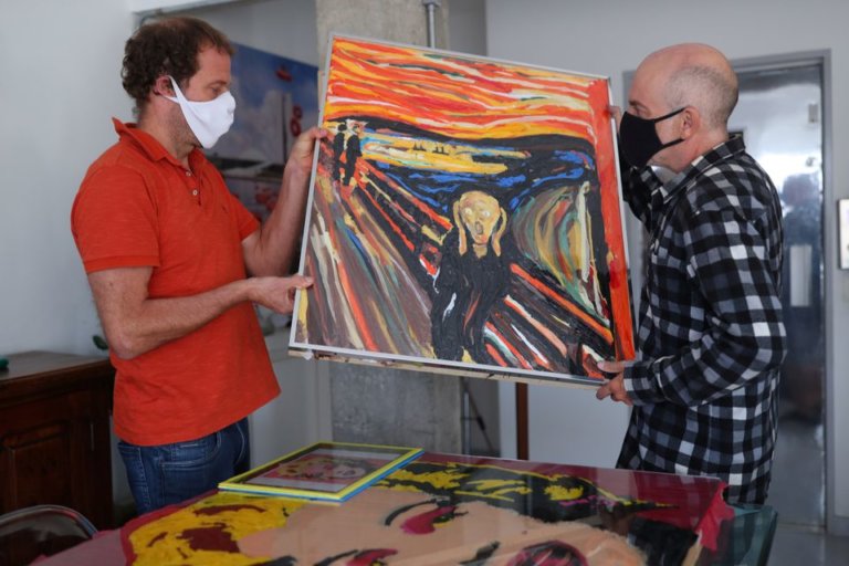 Бразильский художник «рисует» картины пластиком