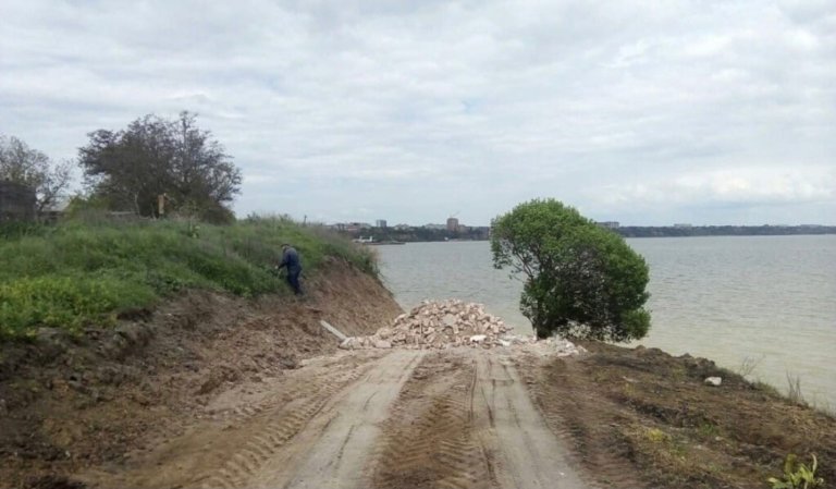 Берег Таганрогского залива утопает в мусоре