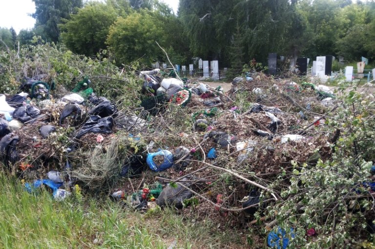 Восемь кладбищ в Омске завалены мусором