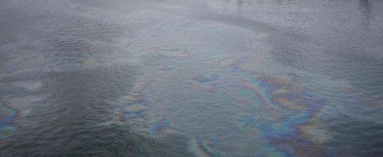 В Оке обнаружены нефтяные пятна