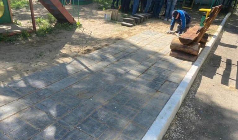Двор в Хабаровске ремонтируют переработанным мусором