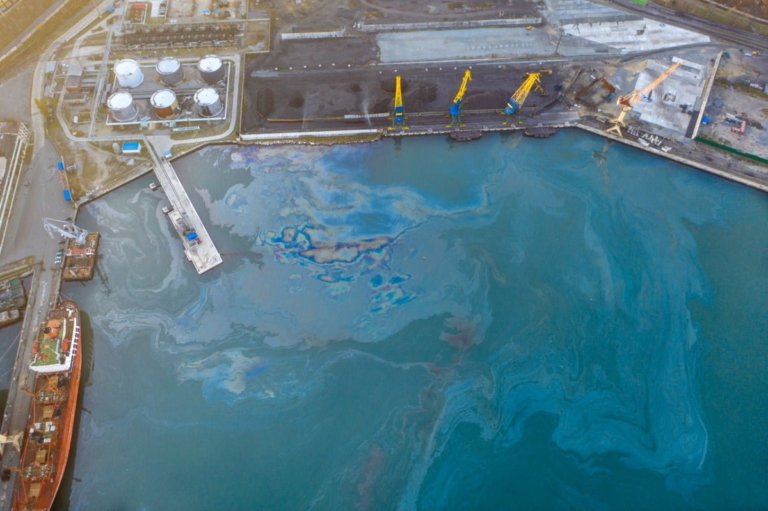 По факту разлива нефти в бухте Эмма возбуждено уголовное дело