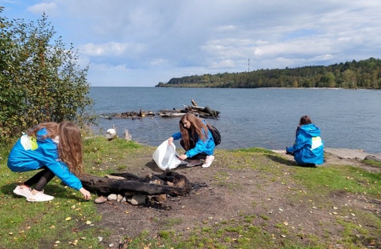 Всероссийская акция «Вода России» очистила более 11 км береговой линии Байкала