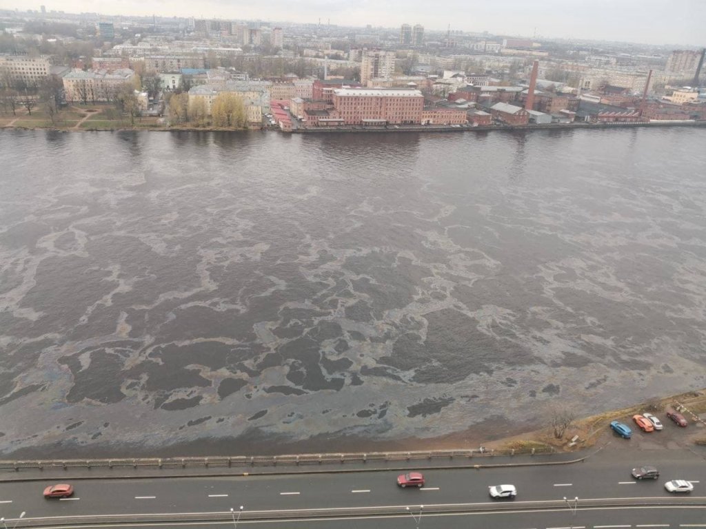 В Неве обнаружены нефтяные пятна