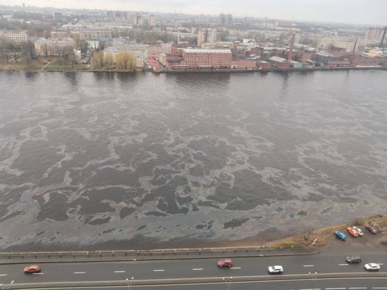 В Неве обнаружены нефтяные пятна