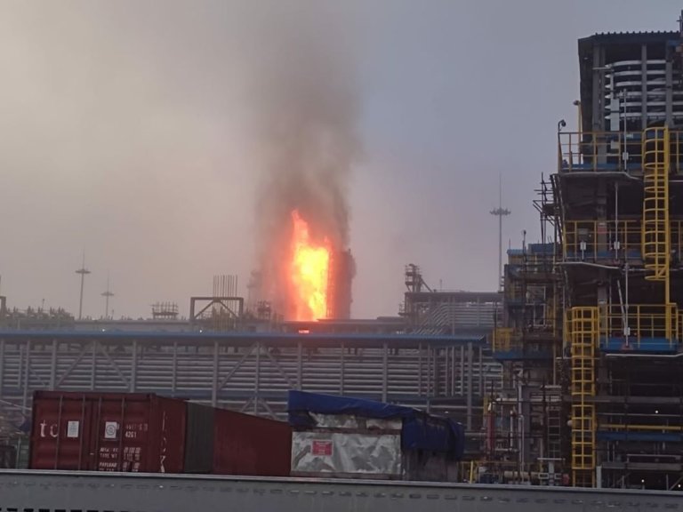 В Амурской области загорелся газовый факел