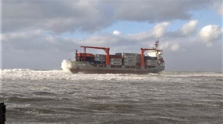 Вокруг переломившегося в Японском море контейнеровоза установили боновые ограждения