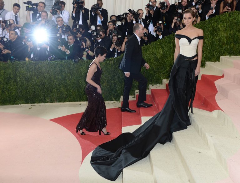 На Met Gala были представлены наряды из бутылок и пластика