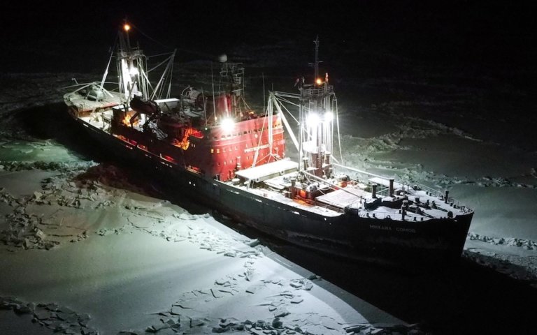 Более 20 судов зажаты во льдах Северного морского пути