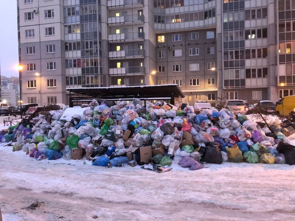 Жители Петербурга жалуются на горы мусора в городе