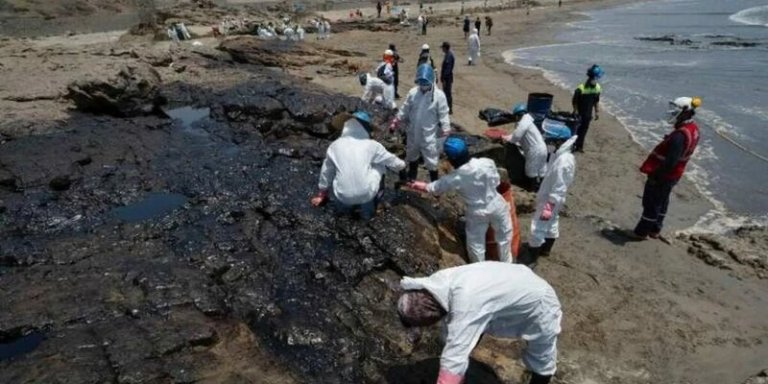 Три километра береговой линии в Перу загрязнены нефтью