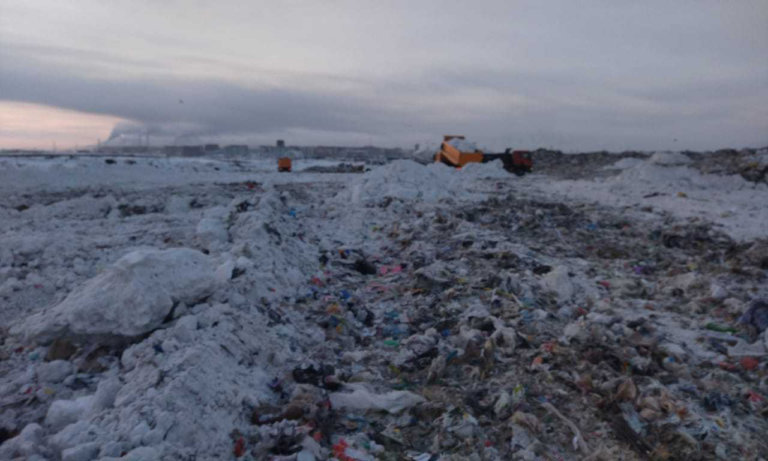 В Норильске загорелся мусорный полигон