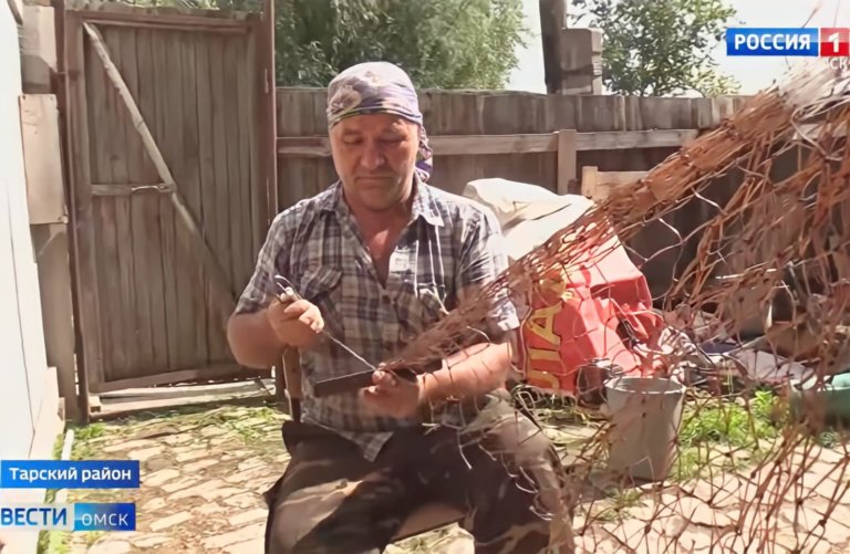 Житель Омской области нашел полезное применение пластиковым бутылкам