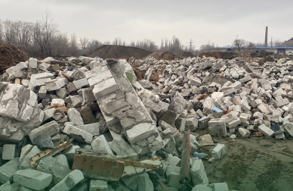 После демонтажа стадиона в Волгограде осталась свалка стройотходов