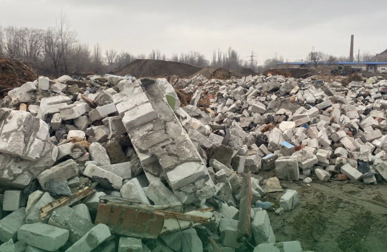 После демонтажа стадиона в Волгограде осталась свалка стройотходов