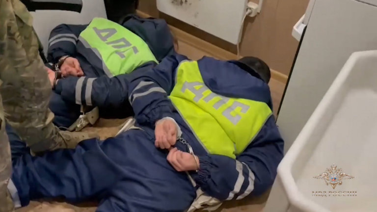В Иркутске задержали сотрудников ДПС за участие в махинациях с древесиной