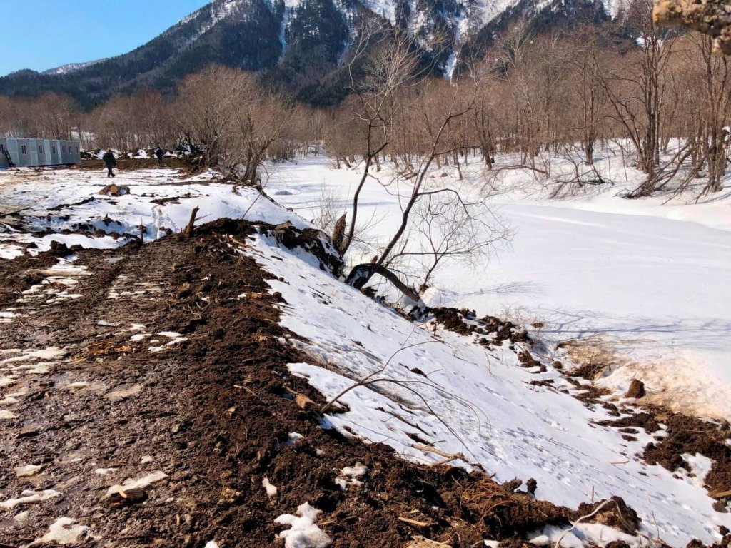 На Сахалине угольщики заваливают грунтом нерестовую реку