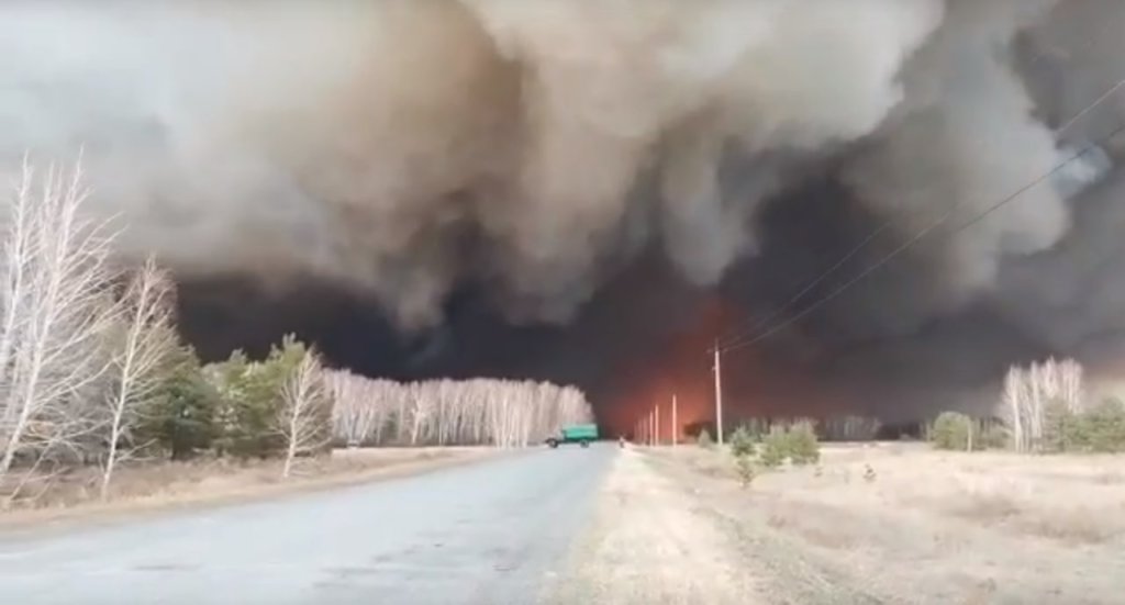 Пожар на свалке в Омской области уничтожил детский лагерь и более 95 га леса
