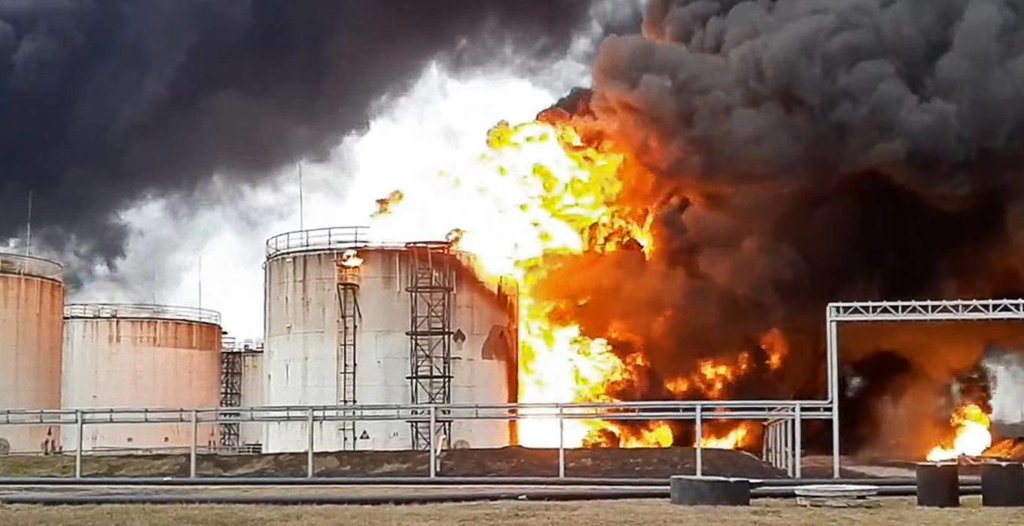 Специалисты МЧС России потушили примерно половину резервуаров на нефтебазе в Белгороде