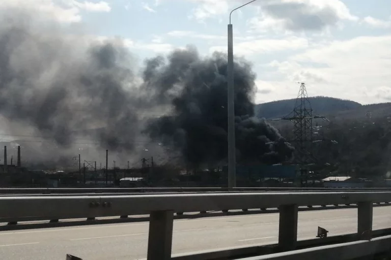 В Красноярске горят полиэтиленовые отходы