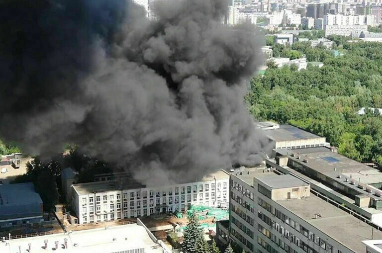 В Москве загорелась мусорная площадка