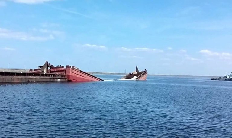 Со дна реки Алдан поднимут 4 затонувших судна