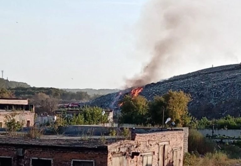 Под Новосибирском горит мусорный полигон