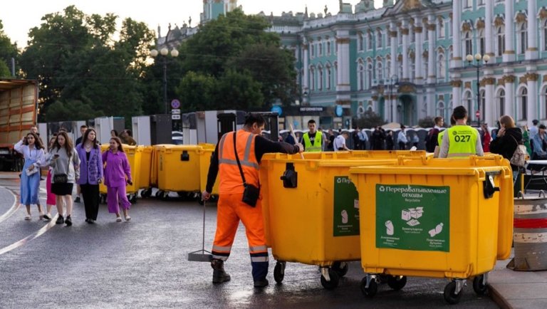 Около трёх тонн отходов вывезли после «Алых парусов» в Петербурге