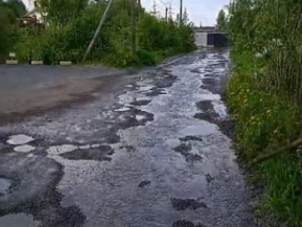 По улице Петрозаводска текут канализационные стоки