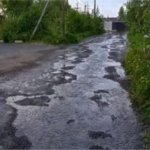 По улице Петрозаводска текут канализационные стоки