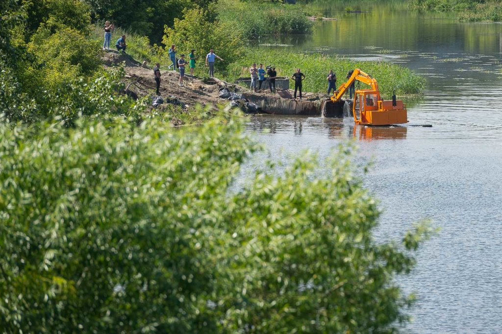В Челябинске расчищают реку Миасс