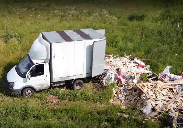 Сброс строительных отходов в Подмосковье попал на видео