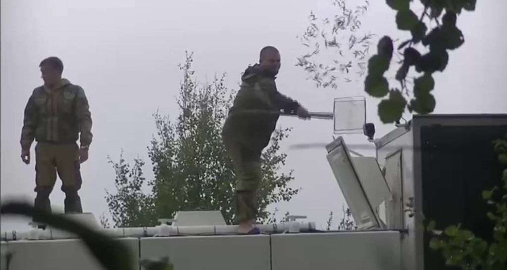 Сотрудники Главрыбвода выбросили почти полторы тысячи мальков сибирского осетра