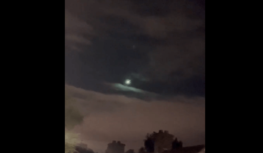 Летающая тарелка в небе. Загадочные явления в небе. Огненные тучи. Огненный шар над лесом. Огненное нло.